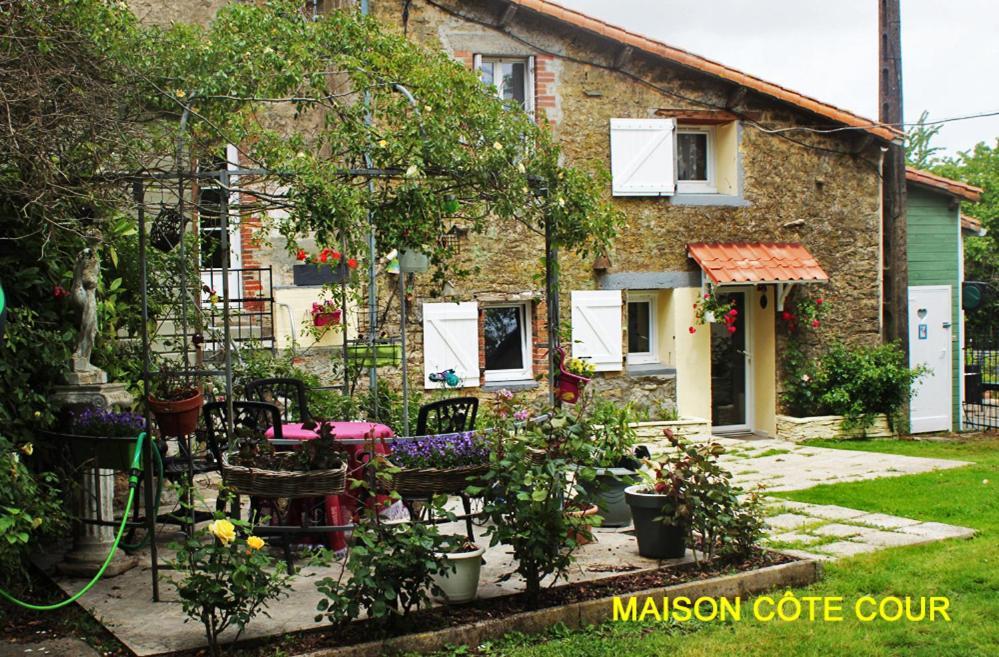 Chez Martine Et Bernard Bed & Breakfast Saint-Vincent-Sterlanges ภายนอก รูปภาพ